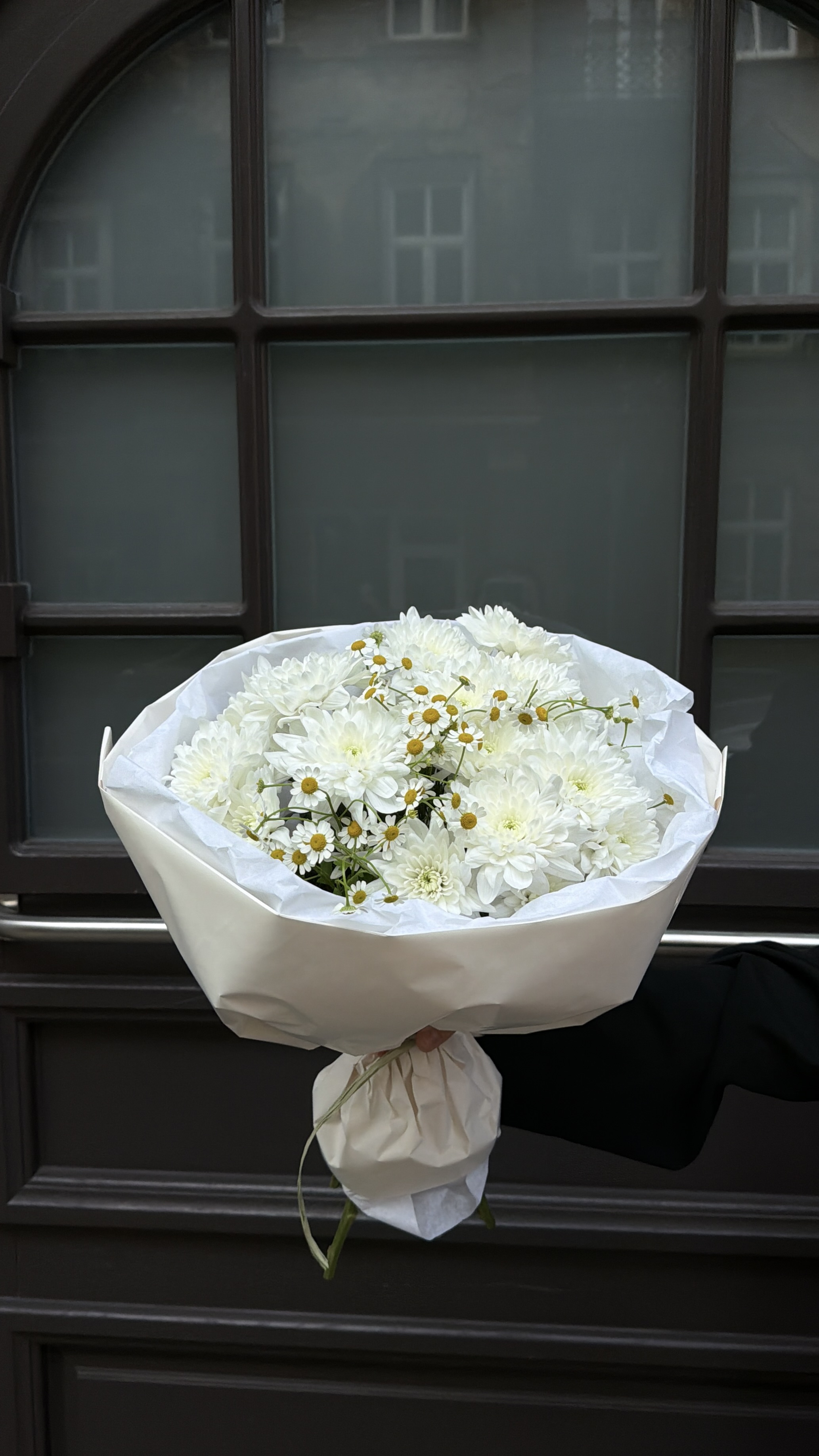 Bukiet z białymi chryzantemami i rumiankiem